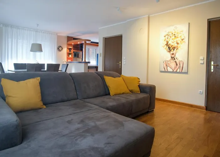 M16 Spacious And Bright Apartment