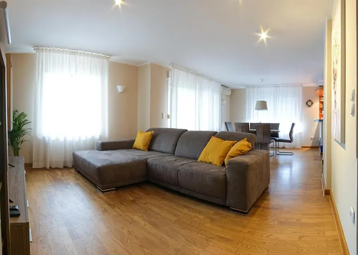 M16 Spacious And Bright Apartment